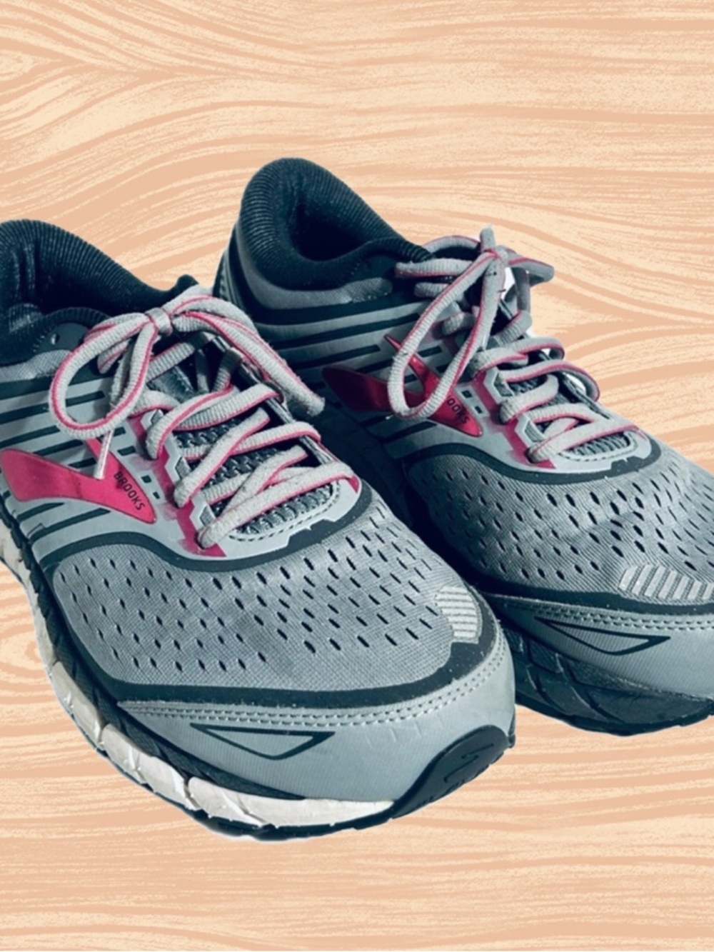 Women’s Brooks Ariel Gray & Pink Tennis Athletic Running Shoes Size 9.5